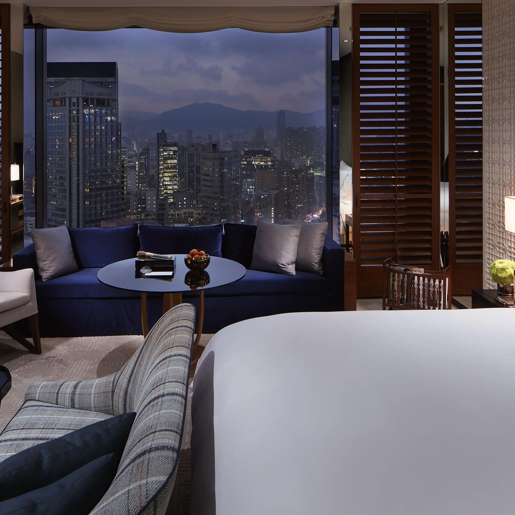 Gift Card: Stay In Kowloon Peak View Suite Including Manor Club Access For Two - Image 3